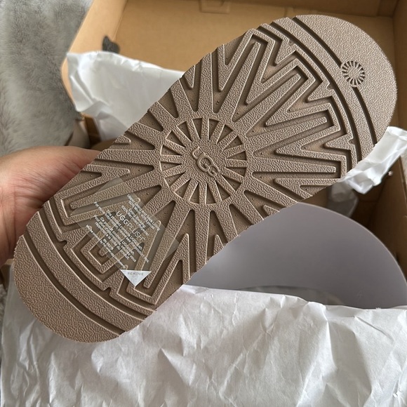 UGG - Picture 6 of 7